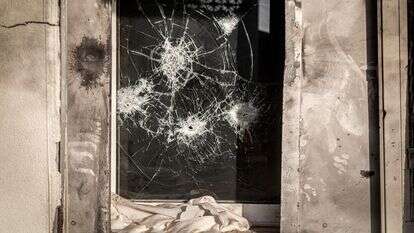 חלון מנוקב מכדורים בקיבוץ בארי, בתמונה שצולמה בימים שלאחר טבח שמחת תורה | אדי ישראל, פלאש 90