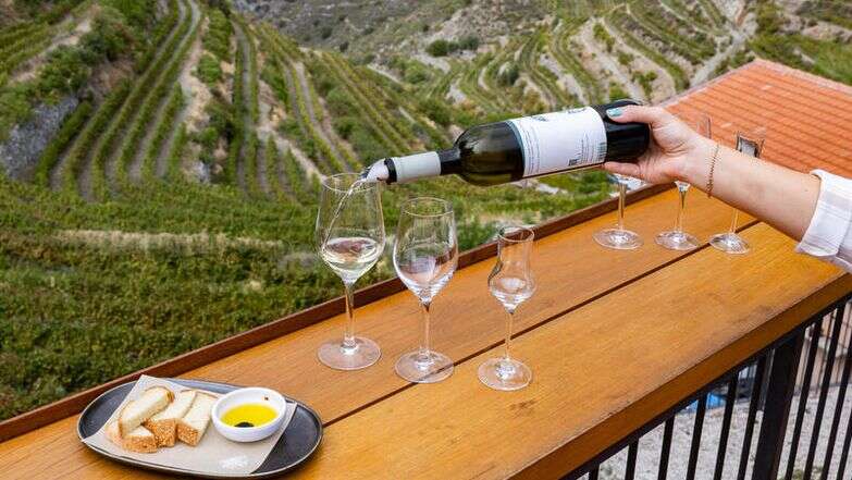 ין מוגש במסעדה המשקיפה על הגבעות ליד עיר החוף פאפוס, בצד היווני של קפריסין. | נתי שוחט FLASH90