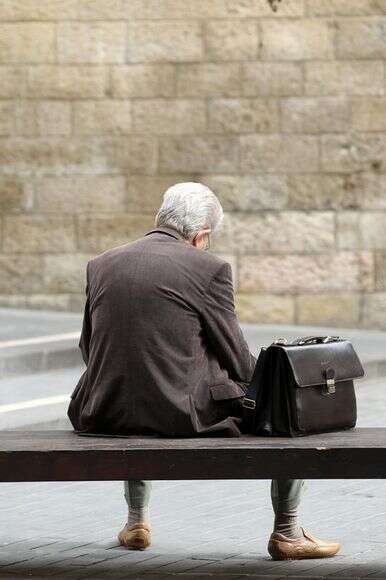 איש יושב על ספסל. אילוסטרציה | נתי שוחט, פלאש 90