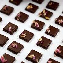 שוקולד עם עלי כותרת של ורדים | EPA/סבסטיאן נוגייר שוקולד עם עלי כותרת של ורדים | EPA/סבסטיאן נוגייר