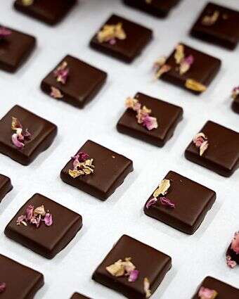 שוקולד עם עלי כותרת של ורדים | EPA/סבסטיאן נוגייר