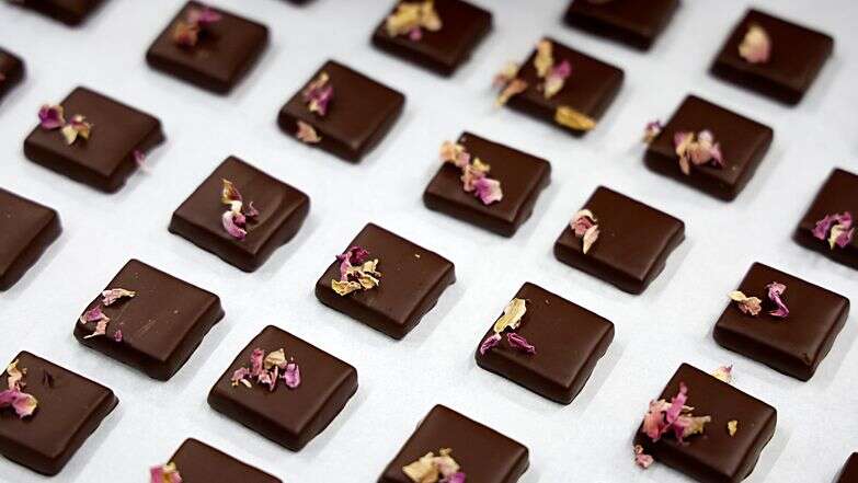 שוקולד עם עלי כותרת של ורדים | EPA/סבסטיאן נוגייר