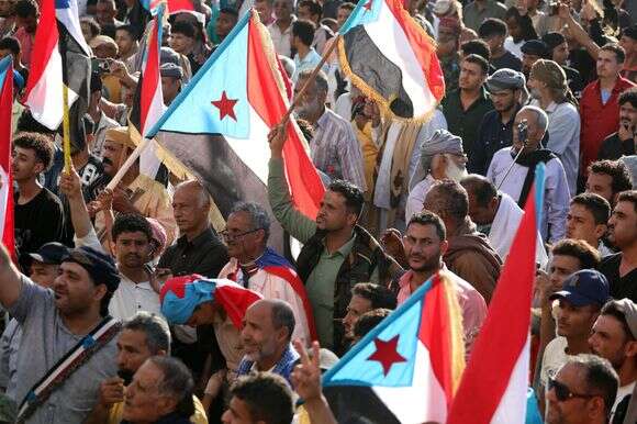 אזרחים עם דגלי דרום תימן, בעצרת תמיכה במועצת המעבר הדרומית בעיר עדן | EPA