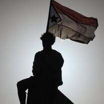 אזרח תימני עם דגל דרום תימן, במהלך עצרת הקוראת לעצמאותה של דרום תימן בעיר עדן | EPA אזרח תימני עם דגל דרום תימן, במהלך עצרת הקוראת לעצמאותה של דרום תימן בעיר עדן | EPA