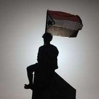 אזרח תימני עם דגל דרום תימן, במהלך עצרת הקוראת לעצמאותה של דרום תימן בעיר עדן | EPA