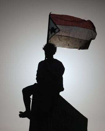 אזרח תימני עם דגל דרום תימן, במהלך עצרת הקוראת לעצמאותה של דרום תימן בעיר עדן | EPA