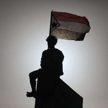 אזרח תימני עם דגל דרום תימן, במהלך עצרת הקוראת לעצמאותה של דרום תימן בעיר עדן | EPA