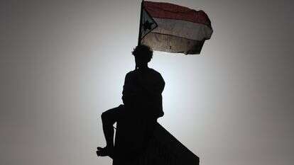 אזרח תימני עם דגל דרום תימן, במהלך עצרת הקוראת לעצמאותה של דרום תימן בעיר עדן | EPA