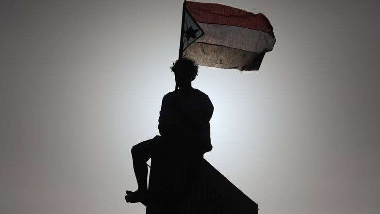 אזרח תימני עם דגל דרום תימן, במהלך עצרת הקוראת לעצמאותה של דרום תימן בעיר עדן | EPA