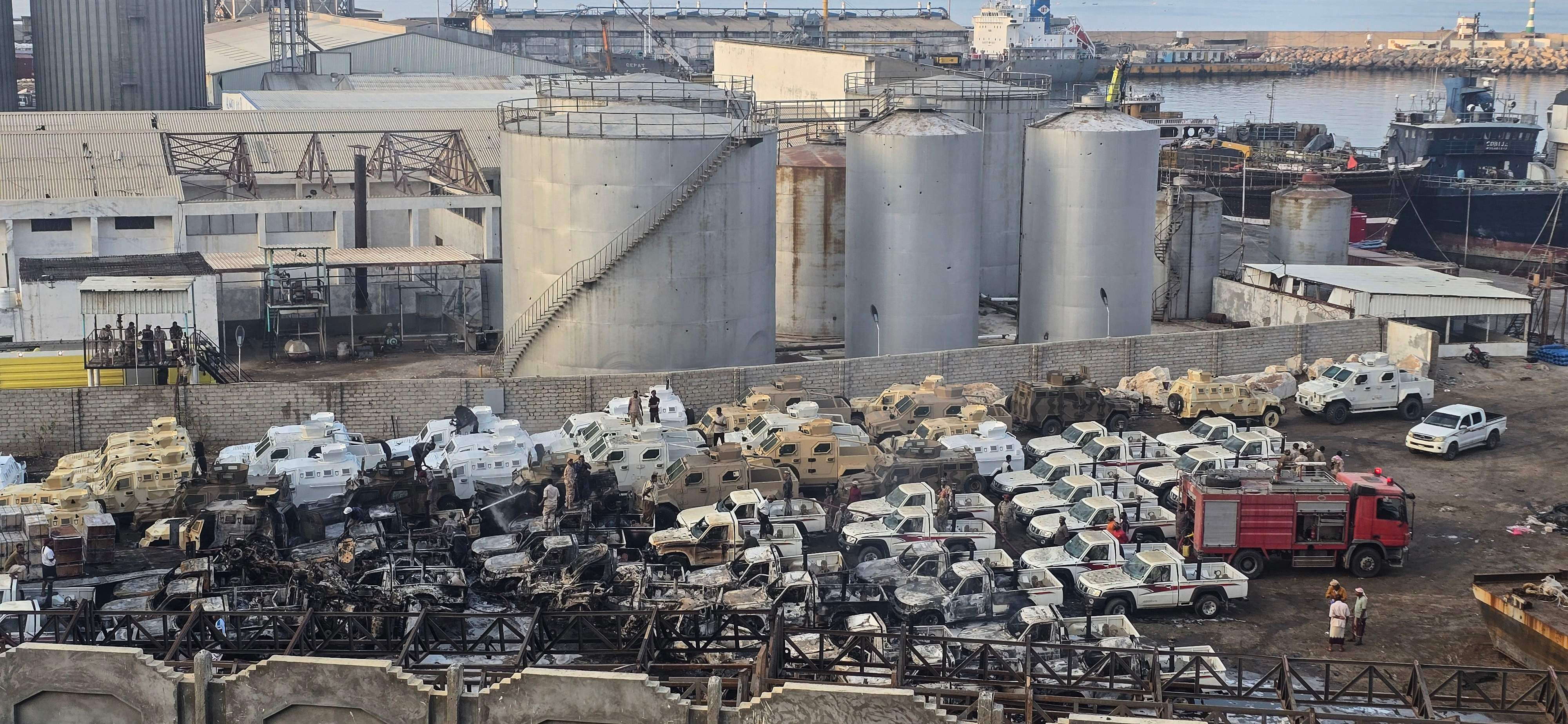 כלי רכב צבאיים של כוחות מועצת המעבר הדרומית בתימן, שהותקפו על ידי סעודיה בנמל מוקאלה | AFP