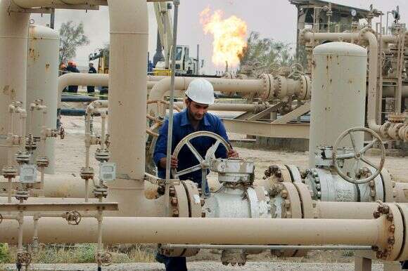 עיראקים עובדים במתקן נפט וגז | AP