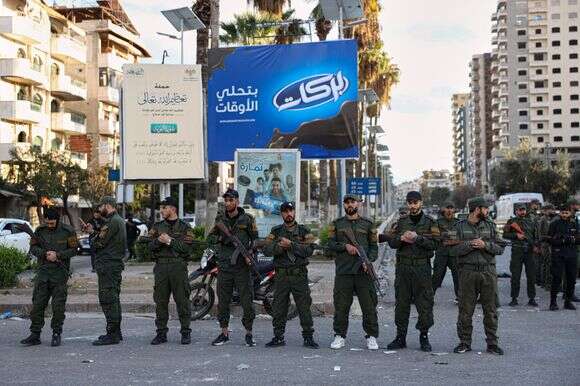 משטרת סוריה מאבטחת את האזור לאחר עימותים בין מפגינים מהמיעוט הדתי העלווי לבין מפגינים סונים | AP Photo/Omar Albam