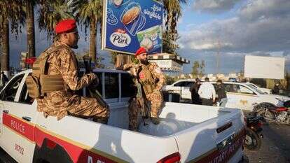 משטרת סוריה מאבטחת את האזור לאחר עימותים בין מפגינים מהמיעוט הדתי העלווי לבין מפגינים סונים | AP Photo/Omar Albam