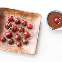 דובדבנים טבולים בשוקולד | אפרת ליכטנשטט