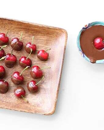 דובדבנים טבולים בשוקולד | אפרת ליכטנשטט