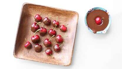 דובדבנים טבולים בשוקולד | אפרת ליכטנשטט דובדבנים טבולים בשוקולד | אפרת ליכטנשטט