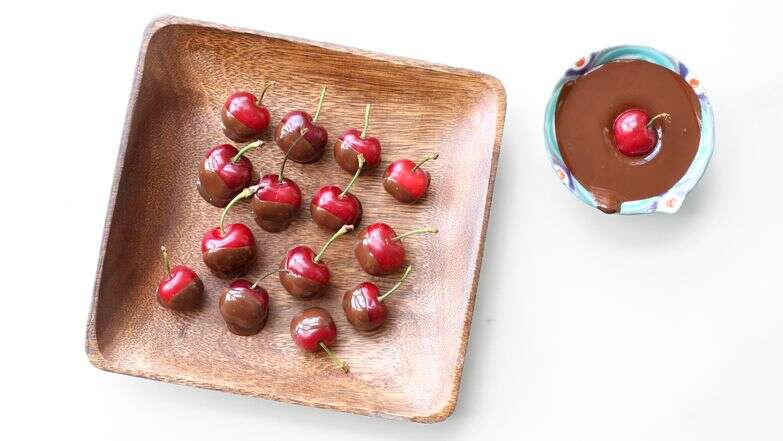 דובדבנים טבולים בשוקולד | אפרת ליכטנשטט דובדבנים טבולים בשוקולד | אפרת ליכטנשטט