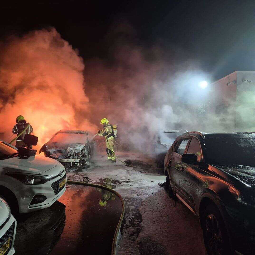 הרכבים השרופים בלהבים | צילום: כבאות והצלה לישראל