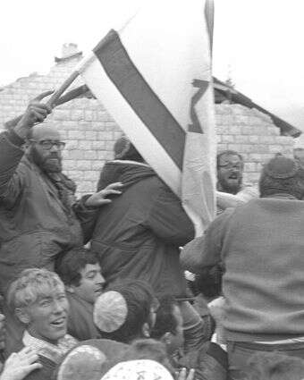 בני קצובר והרבנים משה לוינגר ומנחם פליקס נישאים על כתפיים בעלייה לסבסטיה, 1975 | משה מילנר, לע"מ