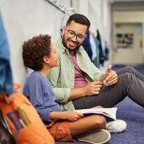 מורה משוחח עם תלמיד | שאטרסטוק