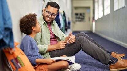 מורה משוחח עם תלמיד | שאטרסטוק