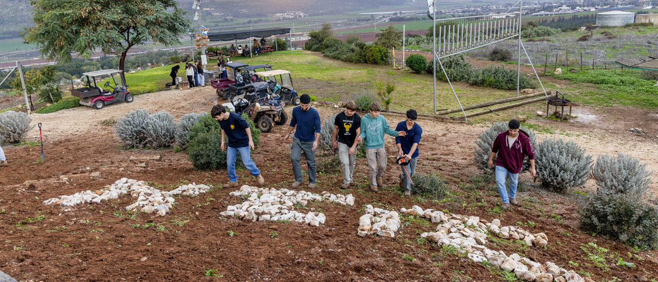 "הגבעה של אביב". בני נוער בעין־חרוד איחוד | יוסי אלוני