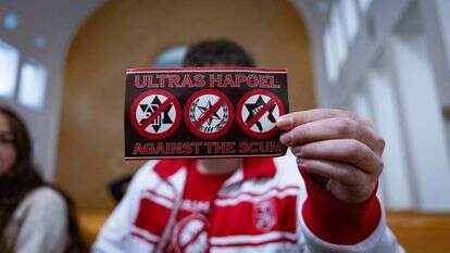 אוהדי הפועל תל אביב משתתפים בדיון בבית המשפט העליון בירושלים בעתירה נגד החלטת המשטרה לאסור על אוהדי הפועל תל אביב להיכנס לאצטדיונים בשל לבישת חולצות מחאה הנושאות מסרים, כולל ביקורת על משטרת ישראל | יונתן זינדל, פלאש 90