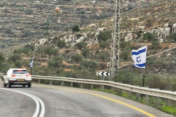 פרויקט הדגלים לאורך כביש 60 | דוברות בנימין