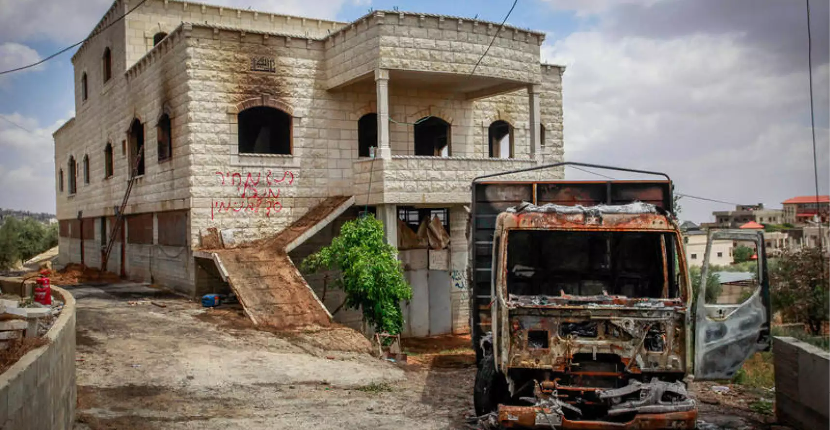 כתובת "תג מחיר" וסימני שרפה בכפר דומא, המזכירה את רצח נער הגבעות בן ה־14 בנימין אחימאיר | נאסר אישתח - פלאש 90