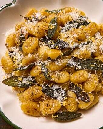 ניוקי עם חמאה חומה ומרווה | לורן בולבין/הוושינגטון פוסט ניוקי עם חמאה חומה ומרווה | לורן בולבין/הוושינגטון פוסט