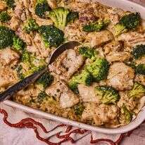 תבשיל עוף, ברוקולי ואורז חום | לורן בולבין/הוושינגטון פוסט; עיצוב אוכל: ליסה צ'רקסקי