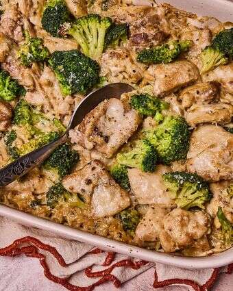 תבשיל עוף, ברוקולי ואורז חום | לורן בולבין/הוושינגטון פוסט; עיצוב אוכל: ליסה צ'רקסקי