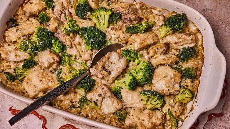 תבשיל עוף, ברוקולי ואורז חום | לורן בולבין/הוושינגטון פוסט; עיצוב אוכל: ליסה צ'רקסקי