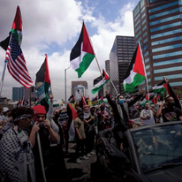 הפגנת תמיכה בפלסטינים ליד הקונסוליה הישראלית בלוס אנג'לס. | EPA