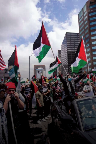הפגנת תמיכה בפלסטינים ליד הקונסוליה הישראלית בלוס אנג'לס. | EPA
