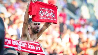 אוהדי הפועל תל אביב במשחק ליגת העל בין הפועל תל אביב למכבי בני ריינה באצטדיון בלומפילד | דני מרון, פלאש 90