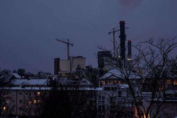 בתי מגורים נראים מול תחנת החימום והכוח המשולבת ליכטרפלדה, האחראית על אספקת חשמל וחימום מחוזי לדרום מערב ברלין | EPA בתי מגורים נראים מול תחנת החימום והכוח המשולבת ליכטרפלדה, האחראית על אספקת חשמל וחימום מחוזי לדרום מערב ברלין | EPA