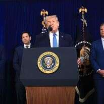 הנשיא טראמפ וצוותו בהצהרה | AFP הנשיא טראמפ וצוותו בהצהרה | AFP