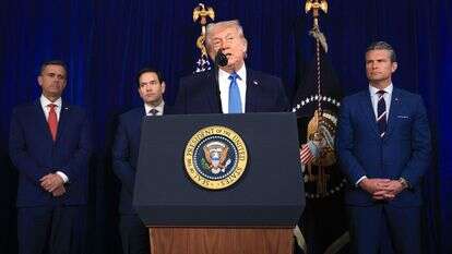 הנשיא טראמפ וצוותו בהצהרה | AFP הנשיא טראמפ וצוותו בהצהרה | AFP