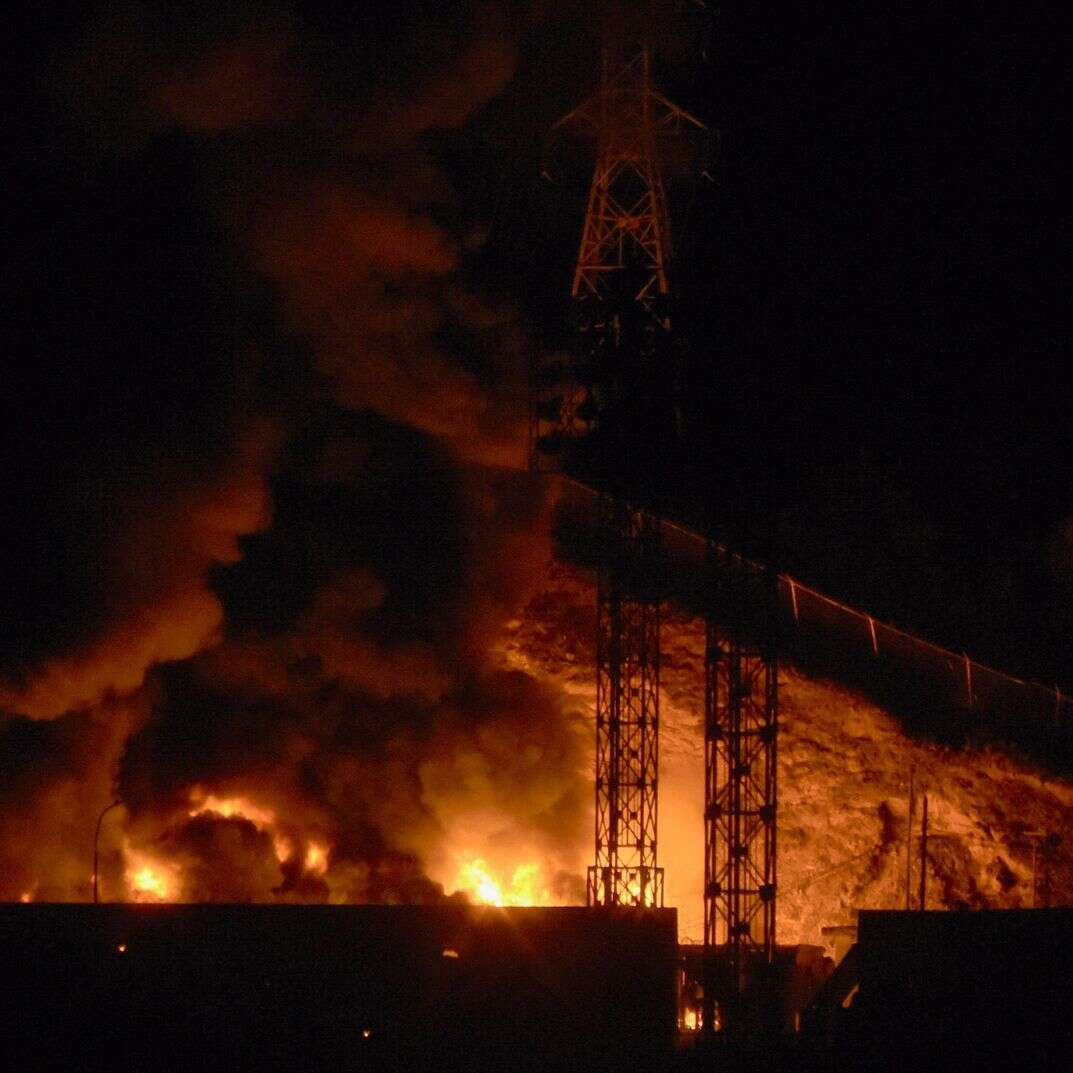 תמונה של שריפה בפוארטה טיונה, המתחם הצבאי הגדול ביותר בוונצואלה, לאחר סדרת פיצוצים בקראקס | AFP תמונה של שריפה בפוארטה טיונה, המתחם הצבאי הגדול ביותר בוונצואלה, לאחר סדרת פיצוצים בקראקס | AFP