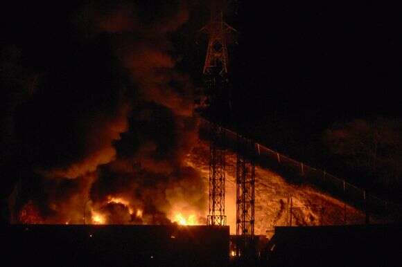 תמונה של שריפה בפוארטה טיונה, המתחם הצבאי הגדול ביותר בוונצואלה, לאחר סדרת פיצוצים בקראקס | AFP תמונה של שריפה בפוארטה טיונה, המתחם הצבאי הגדול ביותר בוונצואלה, לאחר סדרת פיצוצים בקראקס | AFP