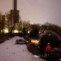 תחנת הכוח ליכטרפלדה נראית ברקע בזמן שמשטרה וצוותי חירום חוקרים את אתר שריפת כבלי מתח גבוה על גשר בתעלת טלטוב בברלין | AFP תחנת הכוח ליכטרפלדה נראית ברקע בזמן שמשטרה וצוותי חירום חוקרים את אתר שריפת כבלי מתח גבוה על גשר בתעלת טלטוב בברלין | AFP