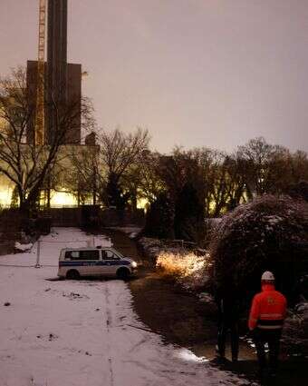 תחנת הכוח ליכטרפלדה נראית ברקע בזמן שמשטרה וצוותי חירום חוקרים את אתר שריפת כבלי מתח גבוה על גשר בתעלת טלטוב בברלין | AFP תחנת הכוח ליכטרפלדה נראית ברקע בזמן שמשטרה וצוותי חירום חוקרים את אתר שריפת כבלי מתח גבוה על גשר בתעלת טלטוב בברלין | AFP
