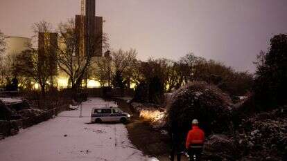תחנת הכוח ליכטרפלדה נראית ברקע בזמן שמשטרה וצוותי חירום חוקרים את אתר שריפת כבלי מתח גבוה על גשר בתעלת טלטוב בברלין | AFP תחנת הכוח ליכטרפלדה נראית ברקע בזמן שמשטרה וצוותי חירום חוקרים את אתר שריפת כבלי מתח גבוה על גשר בתעלת טלטוב בברלין | AFP