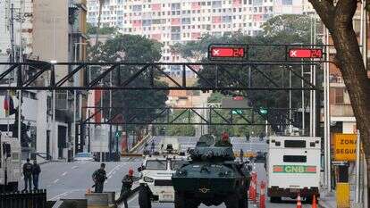 כלי רכב משוריינים של המשמר הלאומי חוסמים שדרה המובילה לארמון הנשיאות מיראפלורס בקראקס | AP כלי רכב משוריינים של המשמר הלאומי חוסמים שדרה המובילה לארמון הנשיאות מיראפלורס בקראקס | AP