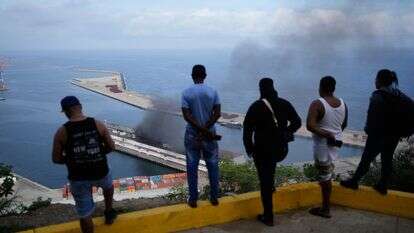עשן עולה מרציף לאחר שנשמעו פיצוצים בנמל לה גואיירה, ונצואלה | AP עשן עולה מרציף לאחר שנשמעו פיצוצים בנמל לה גואיירה, ונצואלה | AP