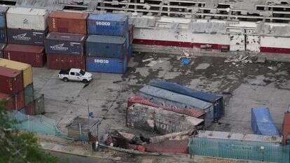 מכולות הרוסות נחו בנמל לה גואיירה לאחר שנשמעו פיצוצים בוונצואלה | AP מכולות הרוסות נחו בנמל לה גואיירה לאחר שנשמעו פיצוצים בוונצואלה | AP