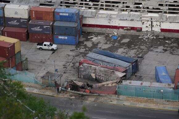 מכולות הרוסות נחו בנמל לה גואיירה לאחר שנשמעו פיצוצים בוונצואלה | AP מכולות הרוסות נחו בנמל לה גואיירה לאחר שנשמעו פיצוצים בוונצואלה | AP