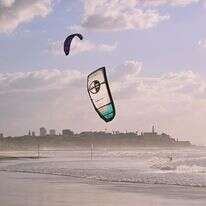 גולשים בחוף הים בתל אביב ביום חורף | אבשלום ששוני/Flash90 גולשים בחוף הים בתל אביב ביום חורף | אבשלום ששוני/Flash90