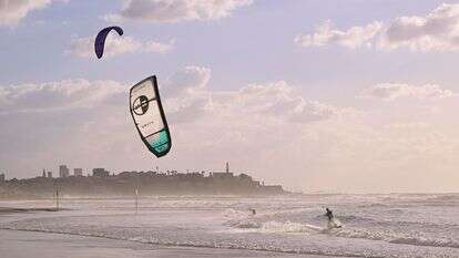 גולשים בחוף הים בתל אביב ביום חורף | אבשלום ששוני/Flash90 גולשים בחוף הים בתל אביב ביום חורף | אבשלום ששוני/Flash90